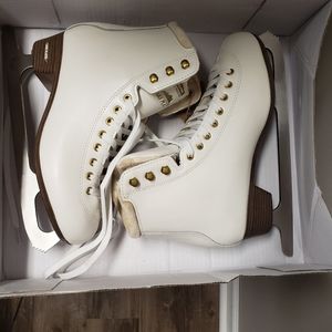 Lale Placid Women's Ice Skates Size 9 with new in package skate covers